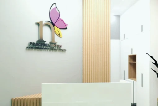 Recepcao da N Procedimentos com o letreiro da marca na parede